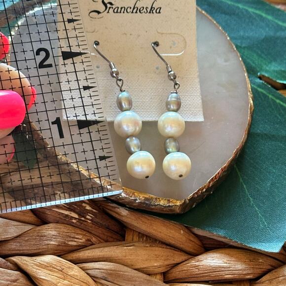 BOGO FREE Francheska natural pearl
Earrings dangly - Picture 3 of 4